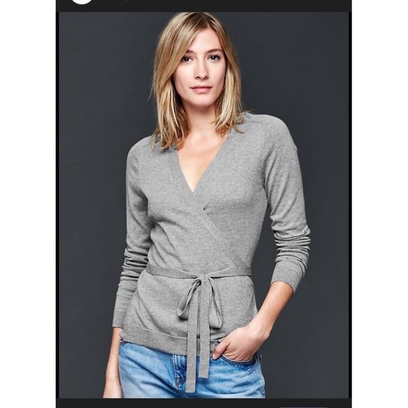 GAP Sweaters - Gap women's grey wrap cardigan features a deep V-neck NWT SIZE M